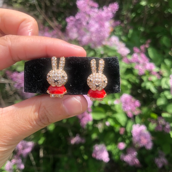 Bling bling! Super cute rabbit earring , never worn. Super shiny! Accessories - Picture 5 of 7